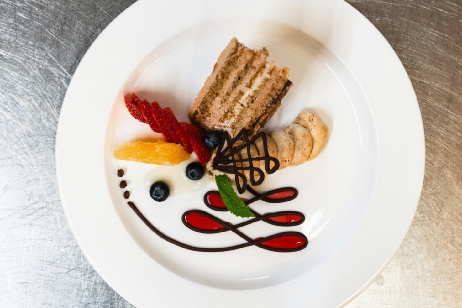 Atelier de cuisine avec participants apprenant les techniques de base