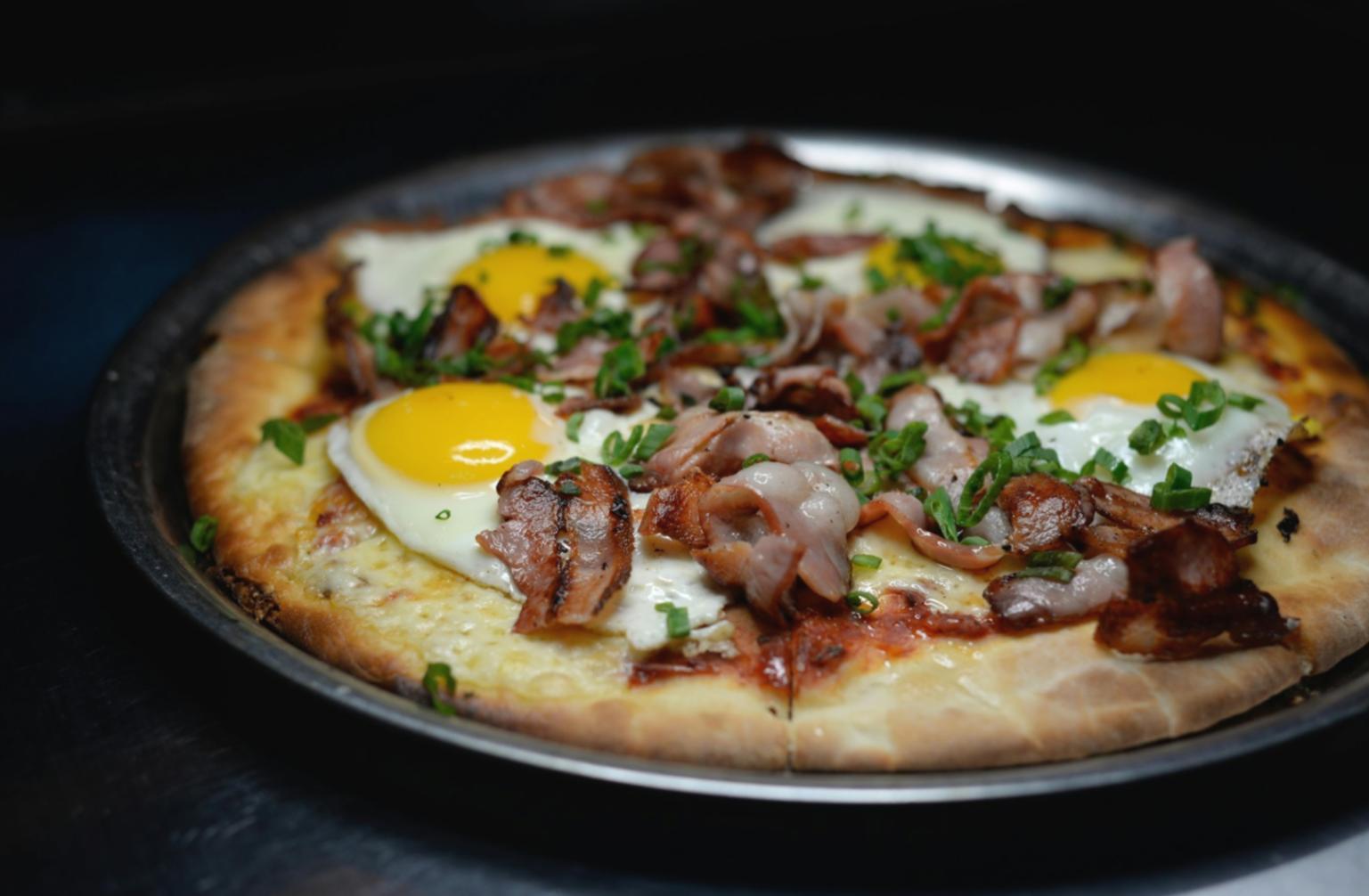 Vue d'ensemble de notre cuisine d'atelier équipée et lumineuse